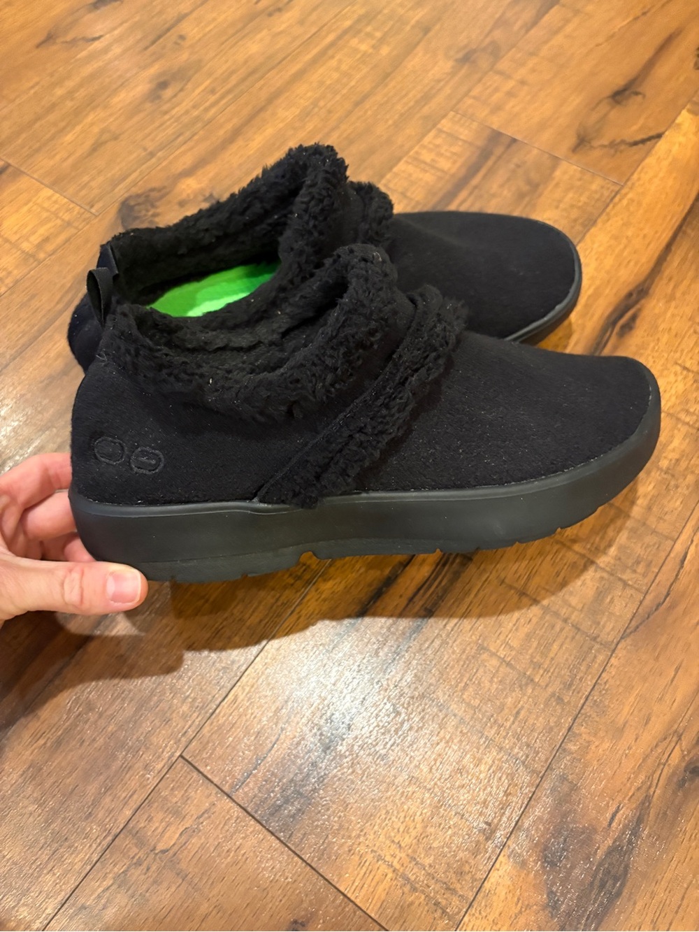 OOFOS OOcoozie Low Black Sherpa Recovery Shoes Slippers Women's Size 11